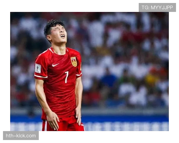 武磊开豪车拎塑料袋买菜，看到的人都笑出声，赛场王者瞬间成邻居大叔