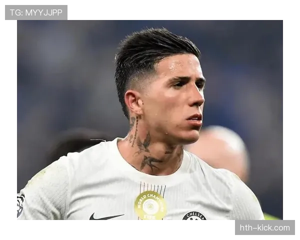 恩佐·费尔南德斯在豪宅厨房煮泡面，这反差感笑抽我了